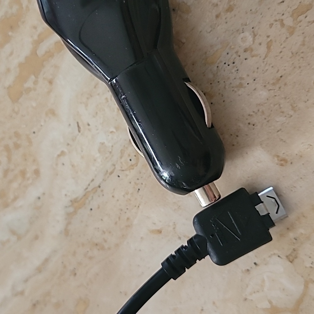 Verizon Car Charger - Picture 11 of 12